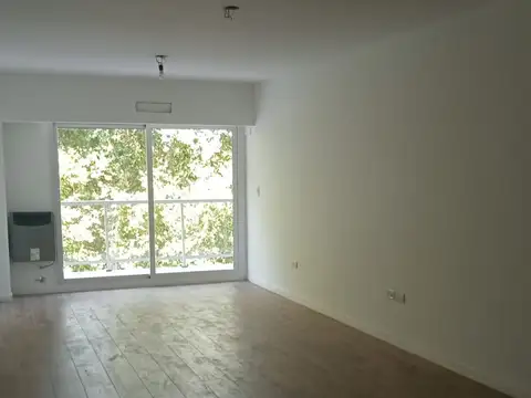 EXCELENTE 3 AMBIENTES AL FRENTE PLAZA BANFF CON BAÑOS Y VESTIDOR