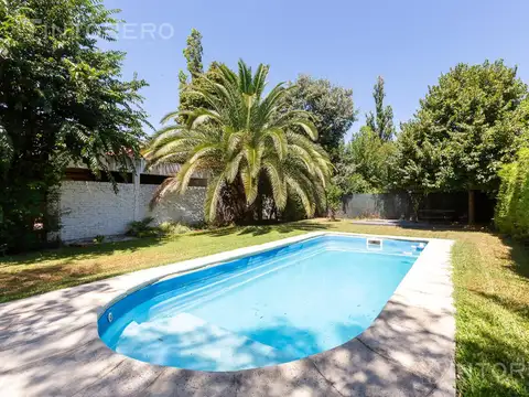 CASA EN VENTA EN PARQUE LELOIR, PILETA  - FINANCIA - ACEPTA PERMUTA