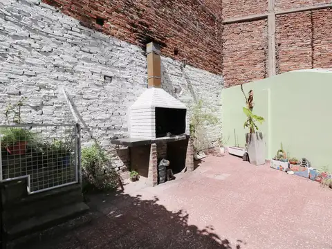 VENTA CASA  DE 4 AMBIENTES  EN JOSE INGENIEROS - PATIO - PARRILLA - LOCAL - PERMUTA - APTO CREDITO