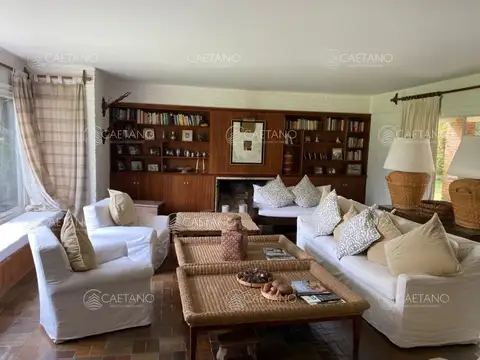 Casa 6 ambientes con 4 baños