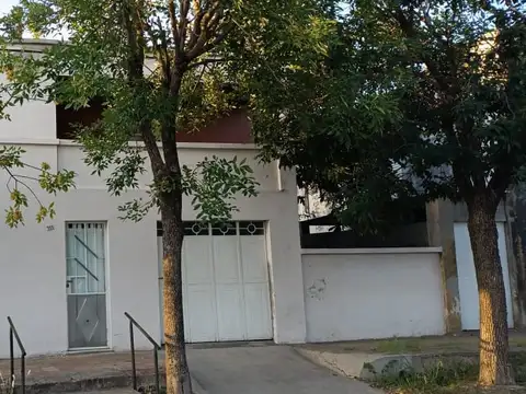 Casa 6 ambientes con 2 baños