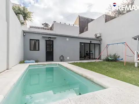 VENTA HAEDO CASA LOTE PROPIO JARDIN PISCINA COCHER