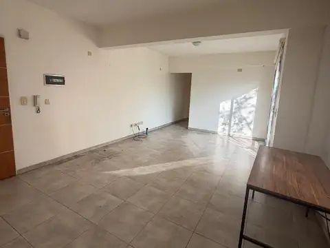 Departamento 2 ambientes con cochera. Ricardo Gutierrez 700.