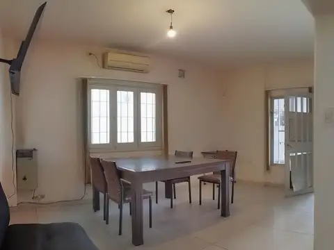 Casa 6 ambientes con 2 baños