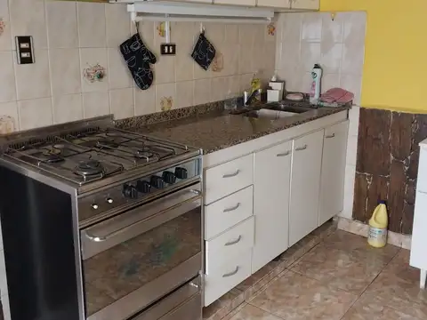 Casa 4 ambientes con 2 baños
