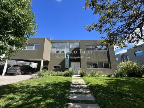 Casa en venta 5 ambientes sobre lote central en Terravista