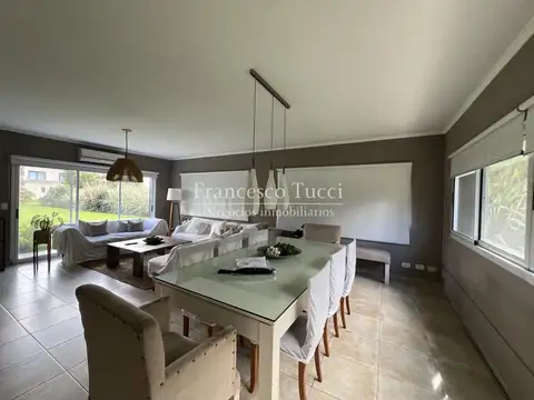 Casa 5 ambientes con 3 baños