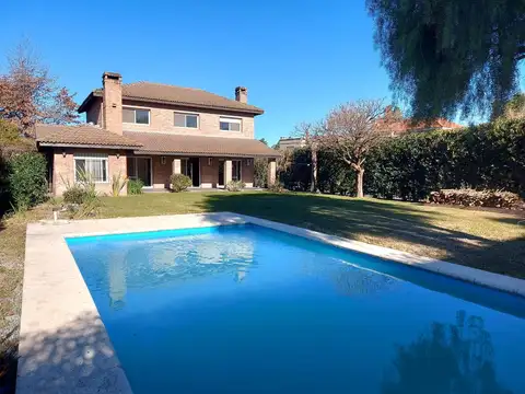 Casa 5 ambientes con 4 baños