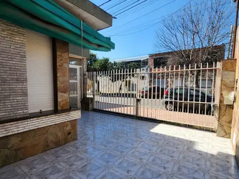 HERMOSA CASA AL FRENTE EN ZONA SUR