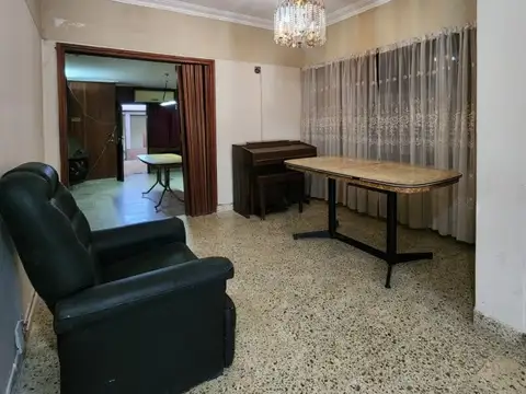 Casa 6 ambientes con 2 baños