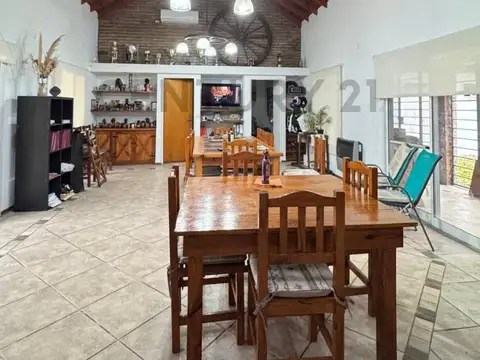 Exclusiva Casa con Pileta y Quincho de Categoría en Barrio Aeropuerto