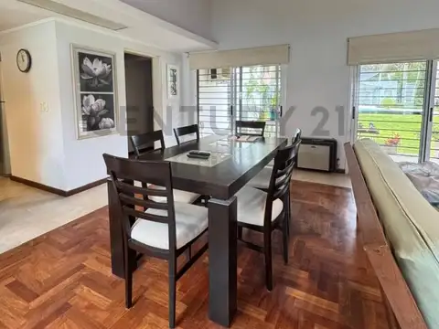 Casa en Venta con 3 cocheras