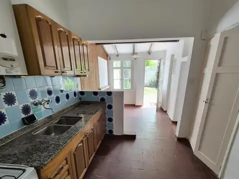 Casa 9 ambientes con 2 baños