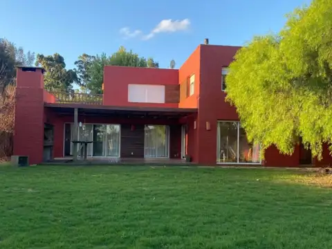 Casa en VENTA de 3 dormitorios c/ cochera en La Tahona