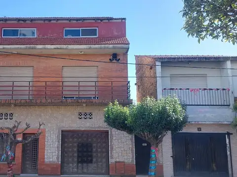 Amplia casa en dos plantas con cochera en San José