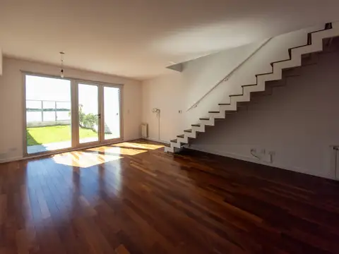 DUPLEX CON JARDIN FRENTE AL RIO EN PUERTO NORTE EN ALQUILER