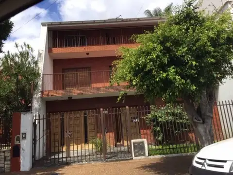 Sólida casa de excelente construcción en 3 plantas – Muy buena ubicación