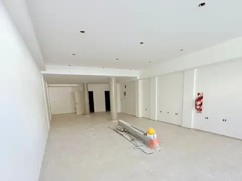 EXCELENTE LOCAL DE 120 M2 CON DOS BAÑOS  A ESTRENAR.