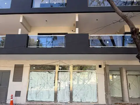 EXCELENTE LOCAL DE 120 M2 CON DOS BAÑOS  A ESTRENAR.