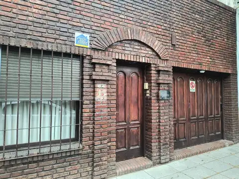 CASA EN VENTA 6 AMBIENTES CON PATIO Y COCHERA