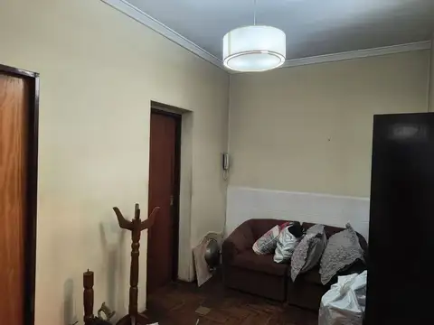 Casa 7 ambientes con 1 baño