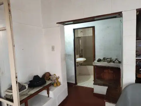 CASA EN VENTA 6 AMBIENTES CON PATIO Y COCHERA