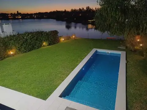 Casa en Alquiler Temporal con 5 cocheras