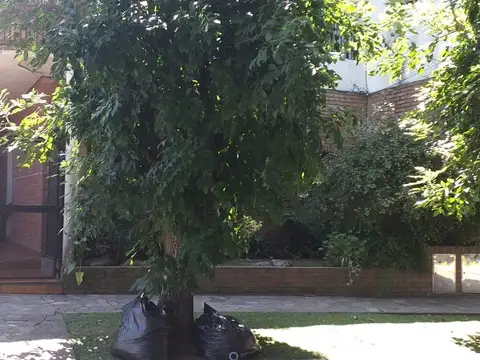 MAGNIFICO PH EN PLANTA BAJA CON GARAGEN EN BARRIO PARQUE DE BERNAL.