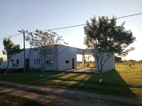 Casa 3 ambientes con 2 baños