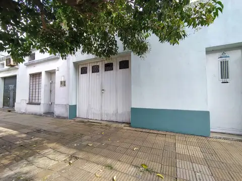 NUEVO VALOR - APTO CREDITO - Casa en esquina con 2 locales - Excelente ubicación