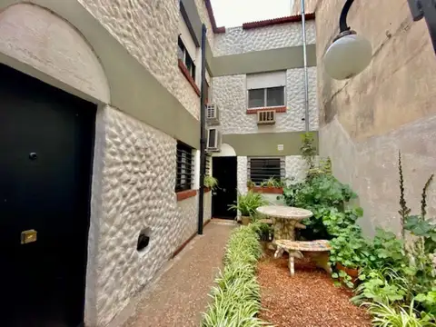 Pasillo Interno con Patio y Terraza