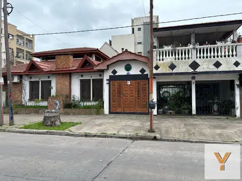 Casa en venta - 3 Dormitorios 3 Baños - Cochera - 200Mts2 - La Plata