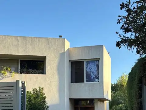 Casa 10 ambientes con 4 baños