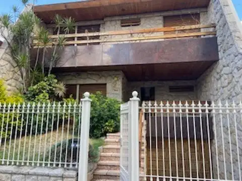 CASA DE 5 AMB EN VERSALLES CON COCHERA FRENTE A PLAZA