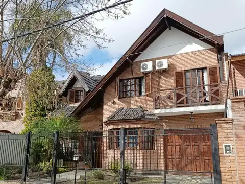 HERMOSA CASA DE 5 AMBIENTES CON JARDIN, PARRILA Y PILETA EN CASTELAR NORTE. SE ACEPTA PERMUTA POR DEPARTAMENTOS EN LA ZONA Y CABA