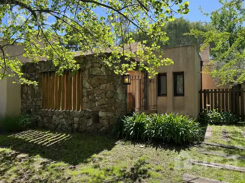 Casa 5 ambientes con 2 baños