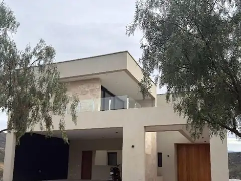 Alquiler Casa en barrio Aguaribay