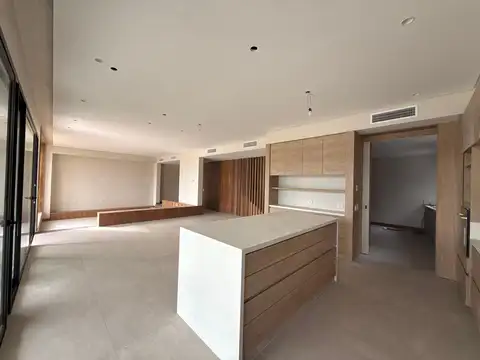 Casa en Alquiler con 3 cocheras