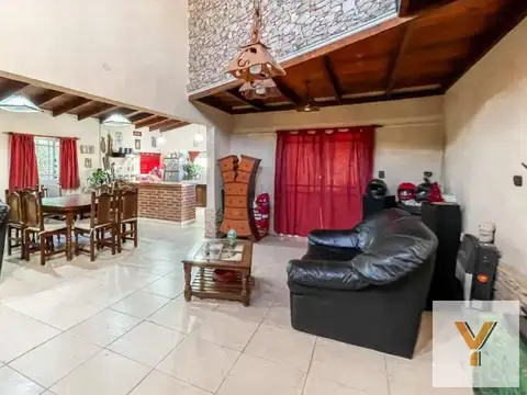 Casa en venta - 3 Dormitorios 2 Baños - Local - 4662Mts2 - Ensenada