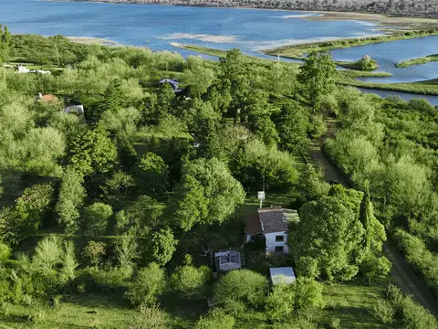 Casa con gran lote a refaccionar a metros del lago embalse. Villa Rumipal. (Cod 1303)
