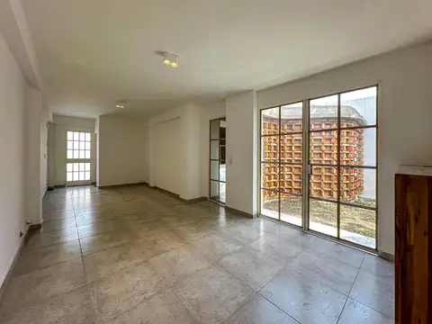 Casa de pasillo de 2 dormitorios con 2 baños y jardín en Arroyito