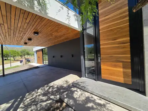 Casa 4 ambientes con 4 baños
