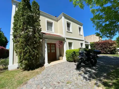 Casa Chalet  en Venta en Los Jazmines, Pilar del Este, Pilar