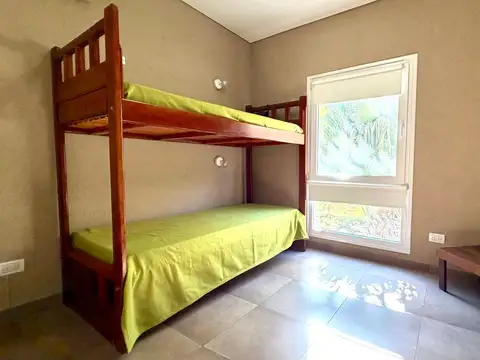 Casa en Alquiler con 3 cocheras