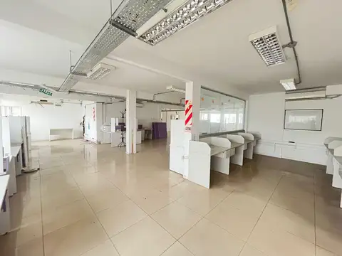 Oficina 8 ambientes con 4 baños