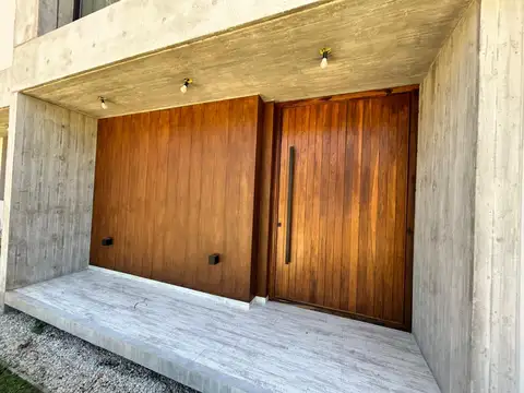 Casa 5 ambientes con 4 baños