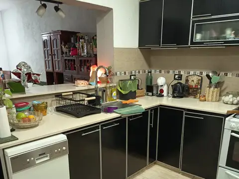 Casa 4 ambientes con 2 baños