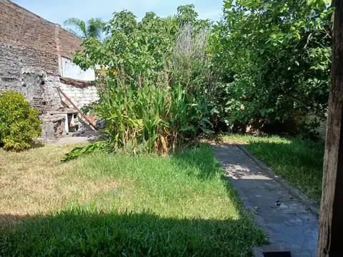 Casa de 2 dormitorios con cochera en Barrio Cura