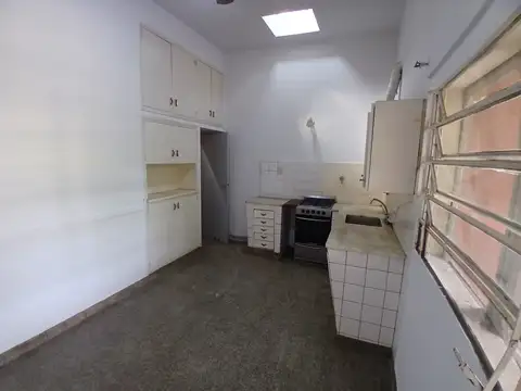 Casa de 2 dormitorios con cochera en Barrio Cura