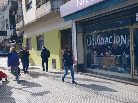 Excelente Local sobre la vía pública en Avenida Acoyte a metros de Av Avellaneda